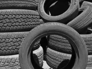 Conseils et astuces pour bien choisir ses pneus de voiture