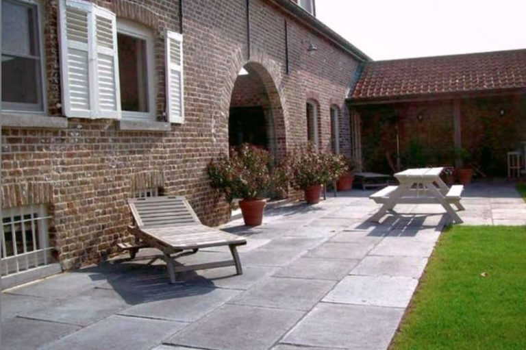 Et si vous optiez pour une terrasse en pierre bleue du Hainaut reconstituée ?